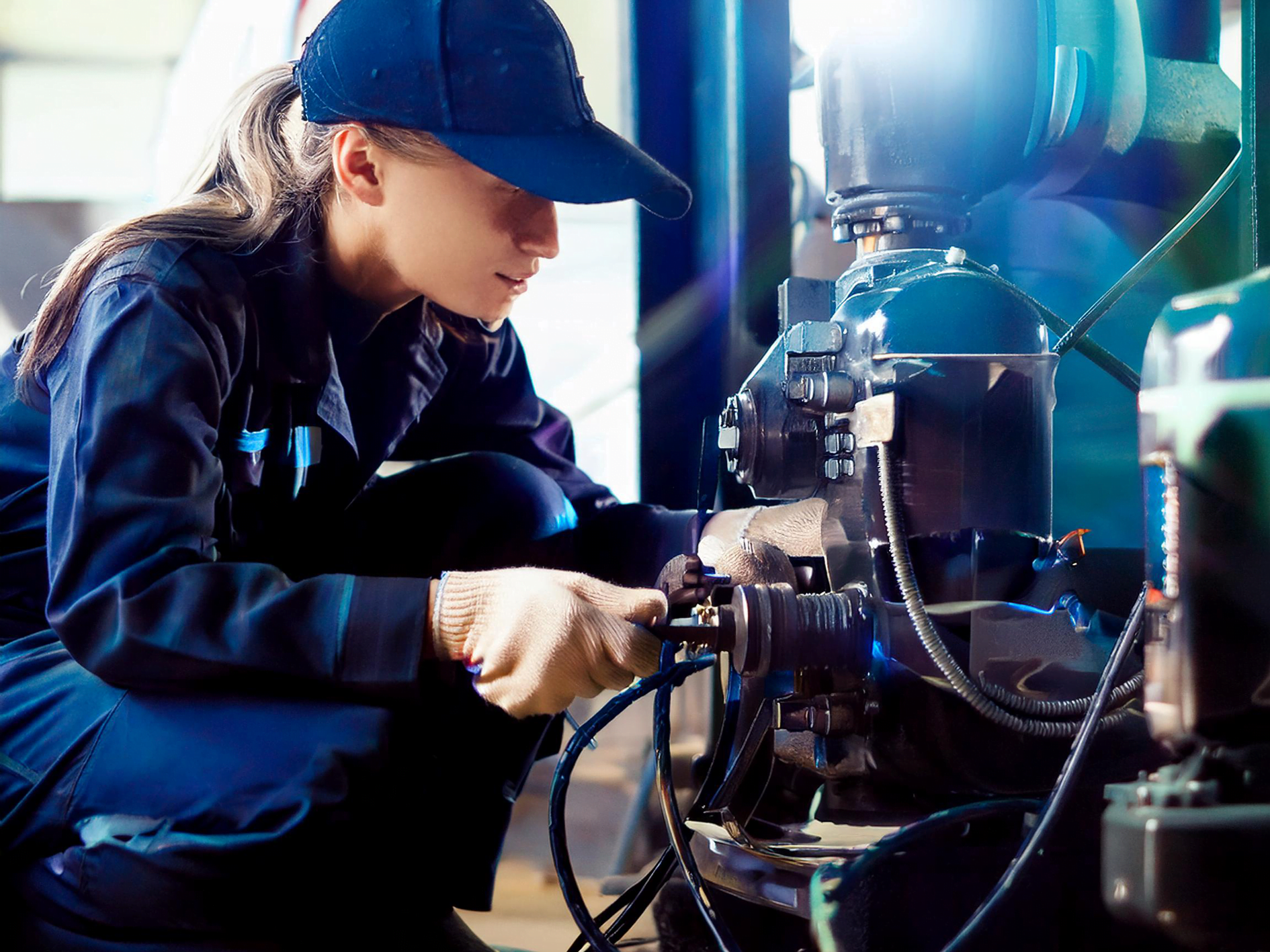 Técnico Realizando a instalação das peças de alta performance para compressores de ar